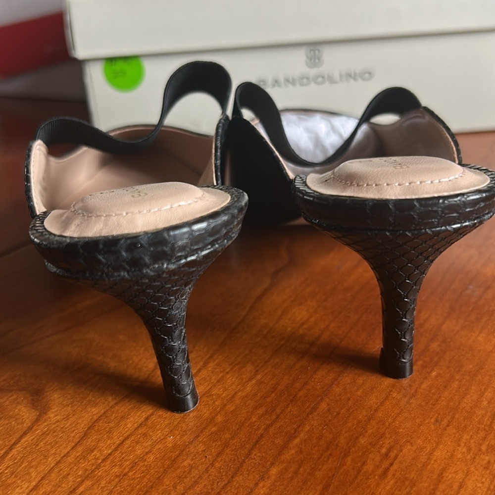Bandolino Womens Myna 3 Black Faux Leather Slip On Kitten Heels Shoes NWT sz 8 - Picture 5 of 8